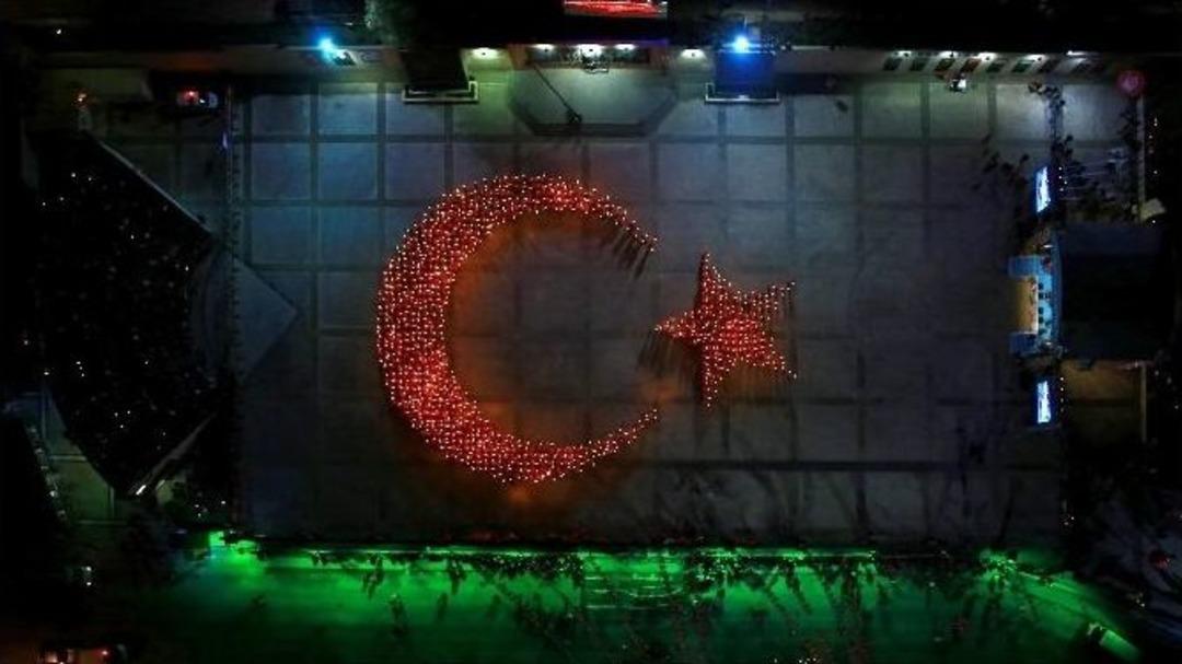 Ay Yıldızlı Bayrağımız G&ouml;n&uuml;ll&uuml; 1923 Kişi İle Parladı