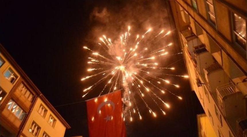 (&ouml;zel)bursada Mahalle Halkının Davullu Zurnalı Havai Fişekli Halaylı Cumhuriyet Coşkusu