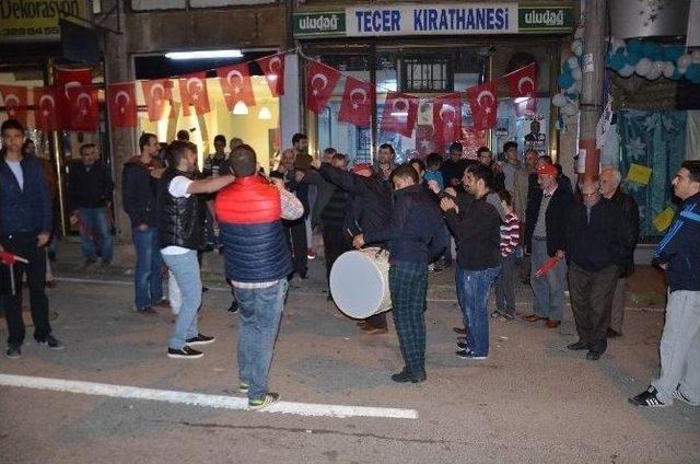 (özel)bursada Mahalle Halkının Davullu Zurnalı Havai Fişekli Halaylı Cumhuriyet Coşkusu