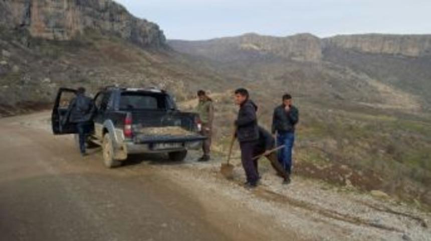 Irak Sınırındaki Derecik Halkı Kendi Yolunu Kendi Yapıyor