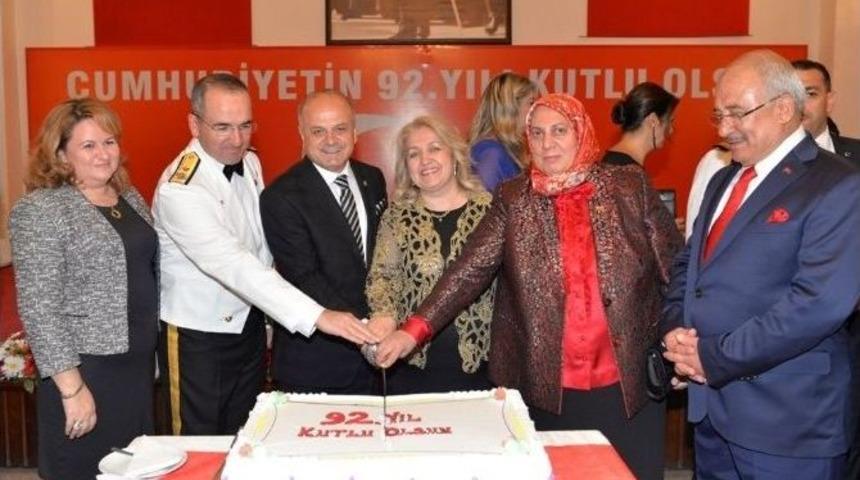Cumhuriyet Resepsiyonunda Cumhuriyet Pastası Kesildi
