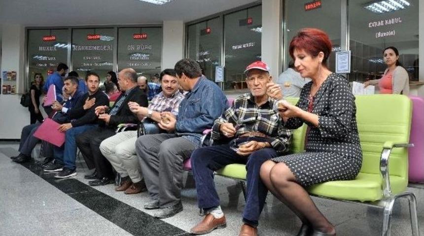 Hakim Ve Savcılardan Vatandaşlara Aşure İkramı