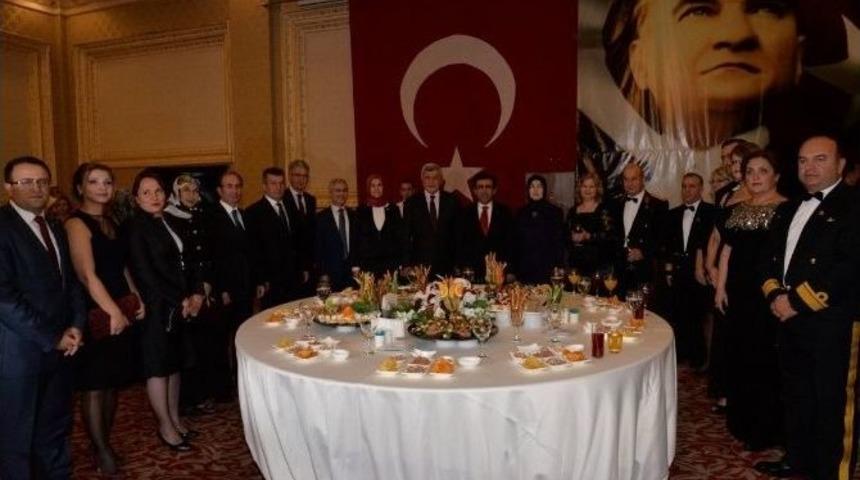 Vali Güzeloğlu, Kocaeli Protokolü’nü Resepsiyonda Ağırladı