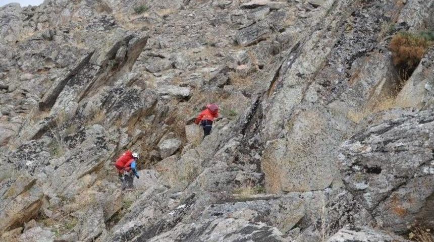 Kayalıkta Mahsur Kalan Ke&ccedil;iyi Akut Ekipleri Kurtardı