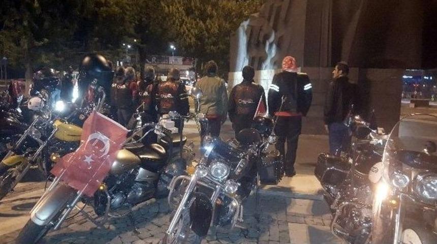 Motorculardan Gece Şovu