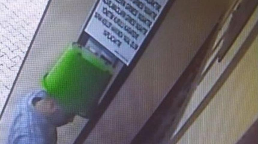 Başına &Ccedil;&ouml;p Kovası Ge&ccedil;irip Hırsızlık Yapmaya Gitti