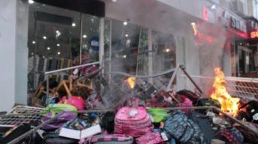 Kitapevini Okul Çantalarıyla Yakmışlar