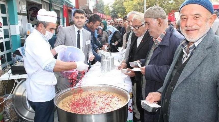 Sancaktar Derneği, Niğdeli Vatandaşlara Aşure İkram Etti