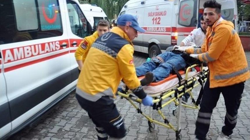 Motosiklet Otomobile Saplandı