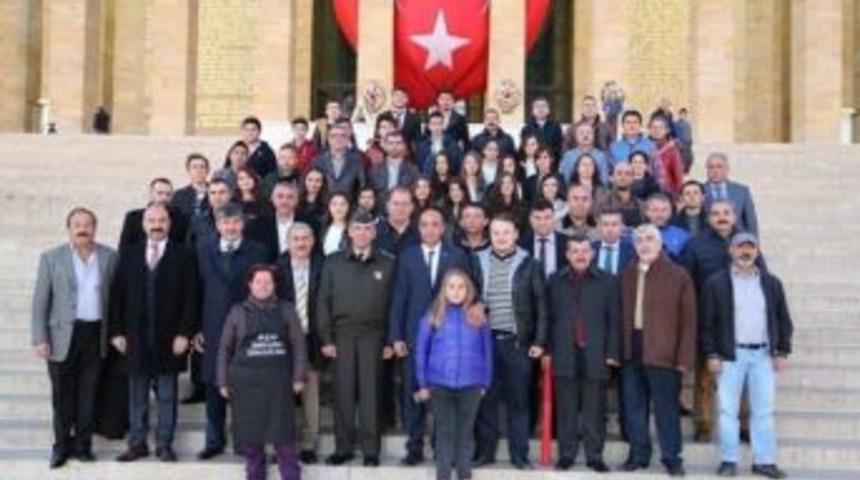 Kesme &Ccedil;i&ccedil;ek Tanıtım Grubu, Cumhuriyet&rsquo;in 92. Yıl D&ouml;n&uuml;m&uuml;nde Anıtkabir&rsquo;i De &Ccedil;i&ccedil;eklerle S&uuml;sledi