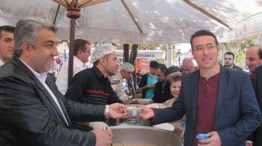 Hisarcık Belediyesi 2 Bin Kişiye Aşure Dağıttı