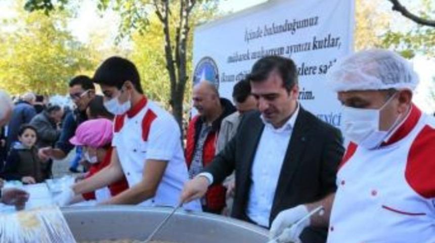 Başkanı C&uuml;neyt Yemenici Vatandaşlara Aşure İkram Etti