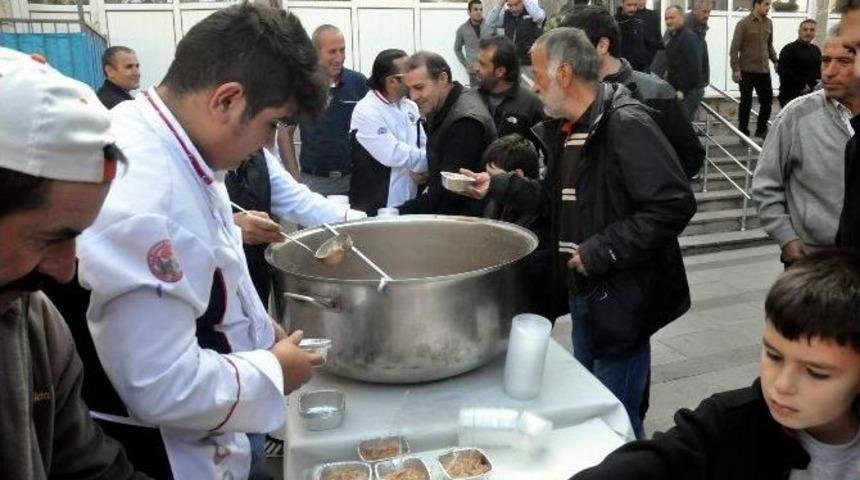 G&ouml;reme&rsquo;de Turistlere Aşure İkram Edildi
