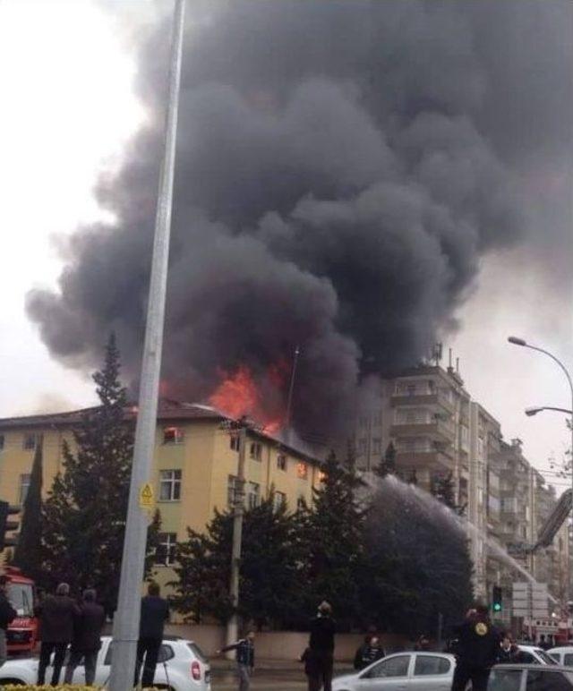 Öğrenci Yurdunda Çıkan Yangın Söndürüldü