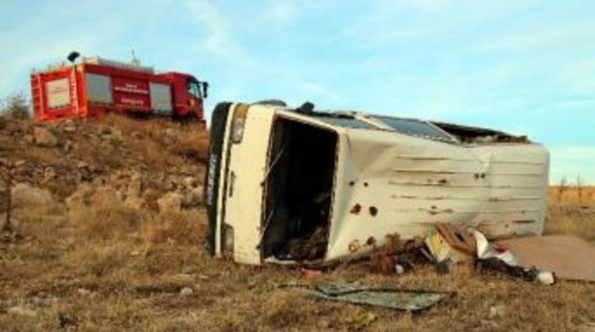 Yunak&rsquo;ta Minib&uuml;s Devrildi: 1 Yaralı