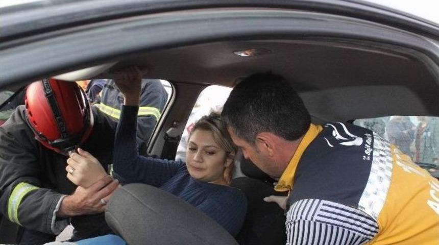 Ara&ccedil; İ&ccedil;erisinde Sıkışan Kadını İtfaiye Kurtardı