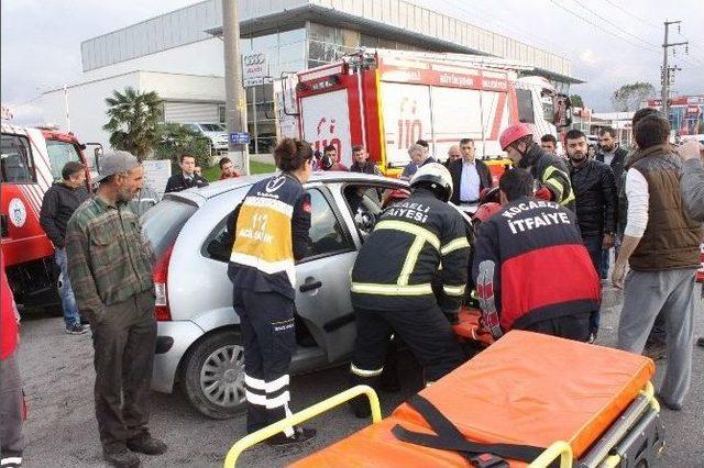 Araç İçerisinde Sıkışan Kadını İtfaiye Kurtardı