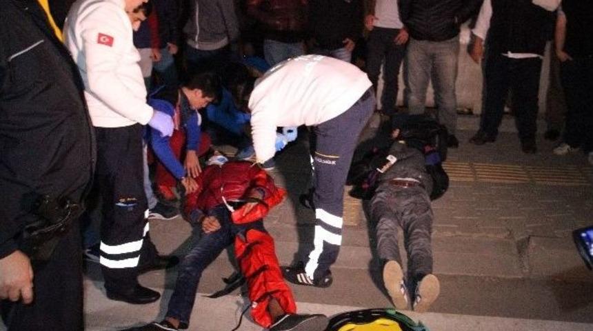 Motosiklet Otomobile &Ccedil;arptı: 2 Yaralı