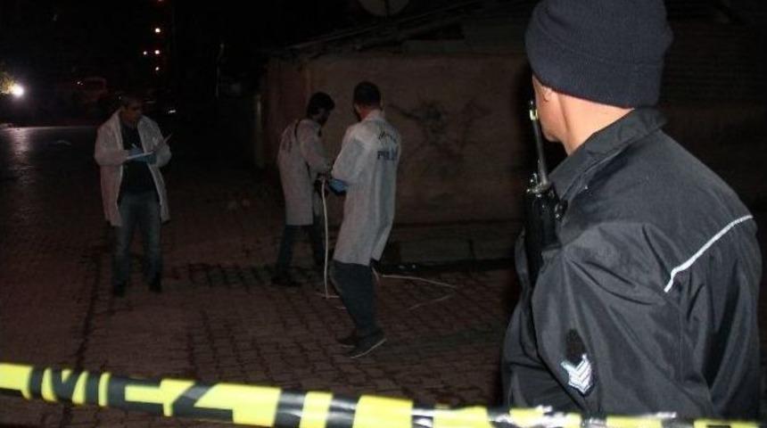 Kayınpederini &Ouml;ld&uuml;rd&uuml;, 3 Kişiyi De Yaraladı