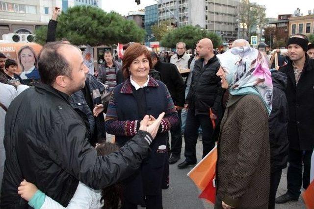 Ak Parti Milletvekili Adayları, Kadıköy Meydanda Vatandaşlarla Buluştu