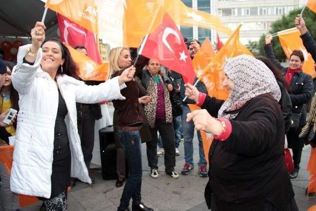 Ak Parti Milletvekili Adayları, Kadıköy Meydanda Vatandaşlarla Buluştu