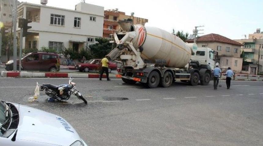 Beton Mikserinin &Ccedil;arptığı Motosiklet S&uuml;r&uuml;c&uuml;s&uuml; Hayatını Kaybetti