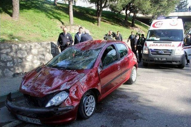 (özel Haber) Aracıyla Takla Atan Kadın Sürücüyü Eşi Yalnız Bırakmadı