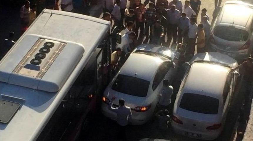 Duyarsız S&uuml;r&uuml;c&uuml; Otomobili Yola Park Etti, Trafiği Kilitlendi