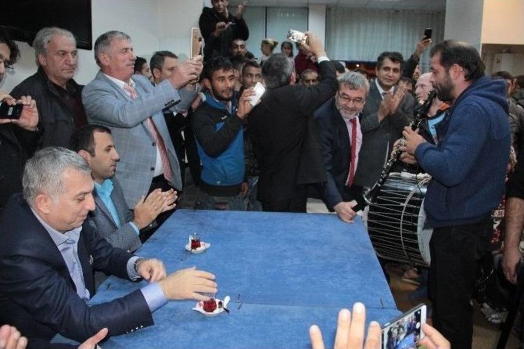 Ak Partili Metin K&uuml;l&uuml;nk: &ldquo;romanlar Bu &Uuml;lkenin Ayrılmaz Par&ccedil;asıdır&rdquo;