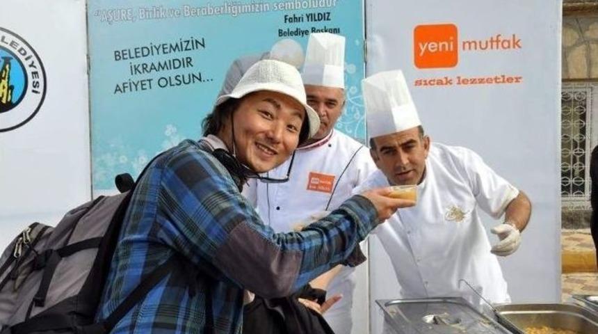 Japon Turistin Aşure Keyfi