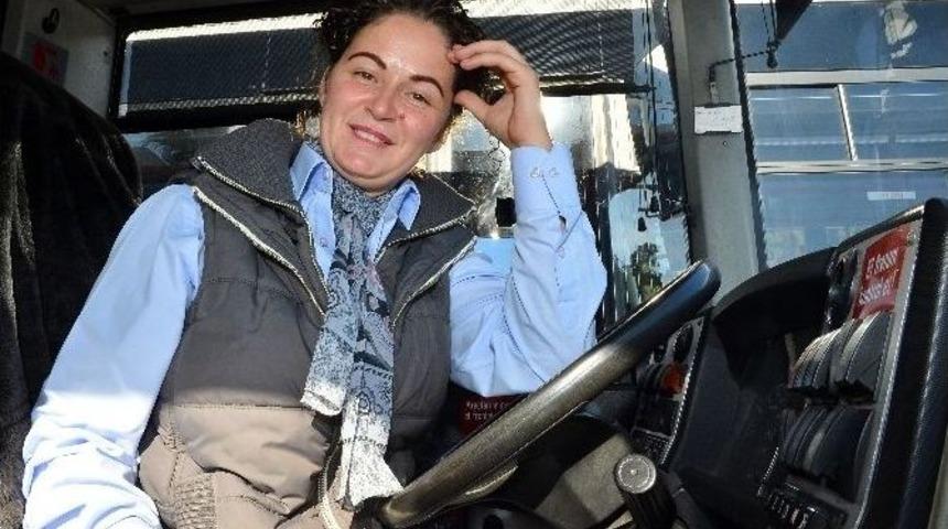 Belediye Otob&uuml;s&uuml;n&uuml;n Bayan Şof&ouml;r&uuml;ne Yoğun İlgi