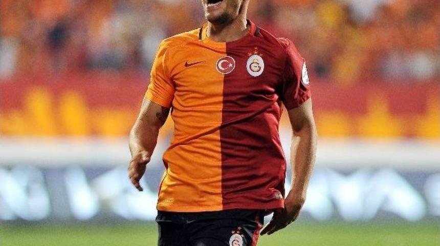 Muslera Ve Podolskı Formayı Bırakmadı