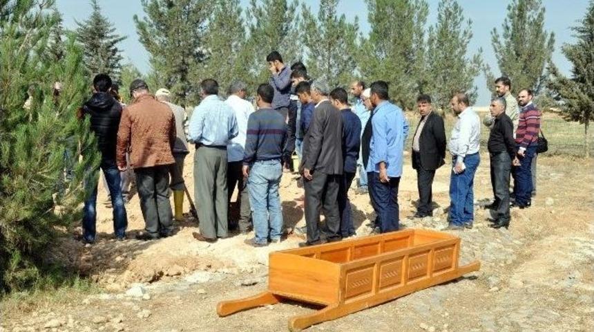 Şanlıurfa&rsquo;da &Ouml;ld&uuml;r&uuml;len Suriyeli Gazeteci, Ak&ccedil;akale&rsquo;de Toprağa Verildi