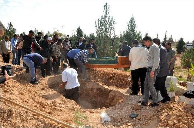 Şanlıurfa’da Öldürülen Suriyeli Gazeteci, Akçakale’de Toprağa Verildi