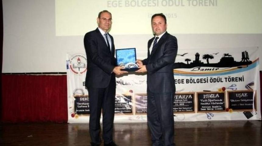 K&uuml;tahya İl Milli Eğitim M&uuml;d&uuml;rl&uuml;ğ&uuml;&rsquo;ne &rsquo;yenilik&ccedil;ilik&rsquo; &Ouml;d&uuml;l&uuml;