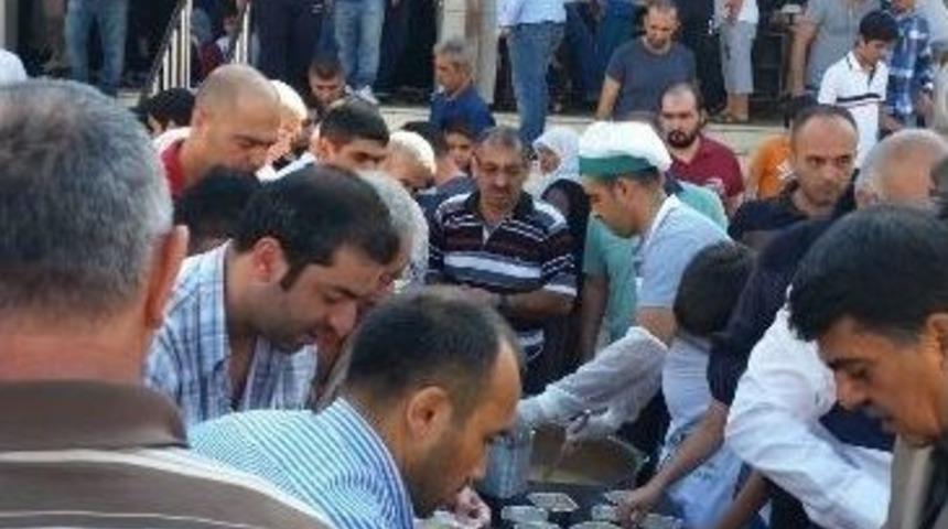 M&uuml;ft&uuml; Ve İmam, Birlik Ve Beraberlik İ&ccedil;in Aşure Dağıttılar