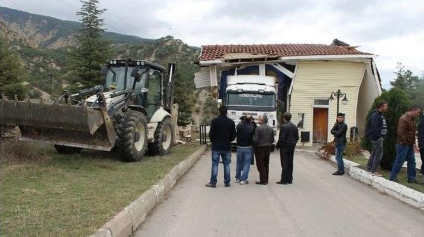 Saman Y&uuml;kl&uuml; Kamyon G&uuml;venlik Noktasına Takıldı