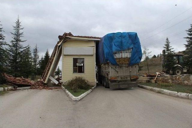 Saman Yüklü Kamyon Güvenlik Noktasına Takıldı