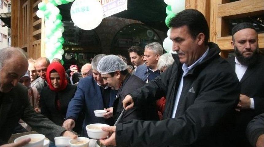 Mehter Eşliğinde Aşure Dağıttılar