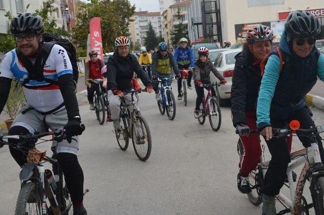 Cumhuriyet Ve Barış İçin Pedal Çevirdiler