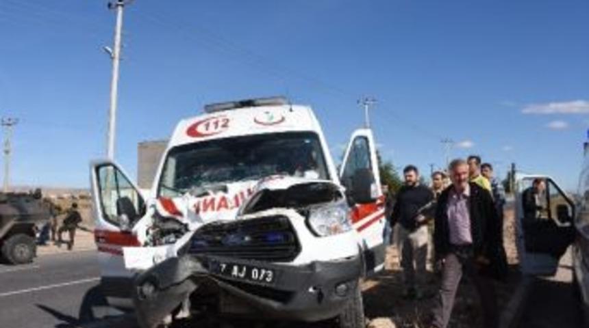 Nusaybin&rsquo;de Ambulans İle Polis Aracı &Ccedil;arpıştı