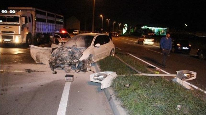 Elektrik Direğine &Ccedil;arpan Otomobil Hurdaya D&ouml;nd&uuml;