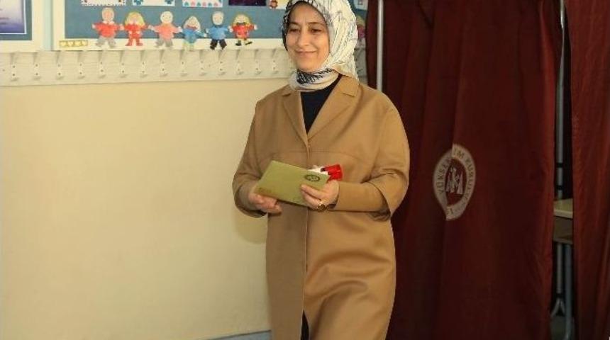 Sare Davutoğlu Oyunu Kullandı