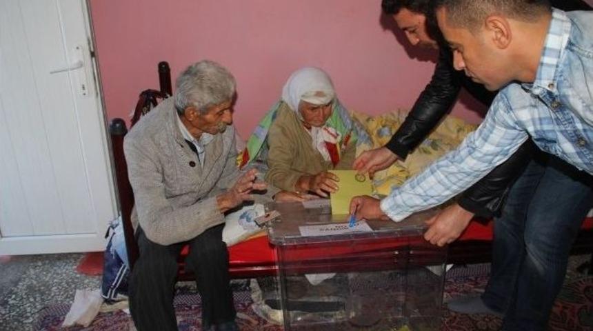 Bu Köyde İki Kişi Oy Kullandı