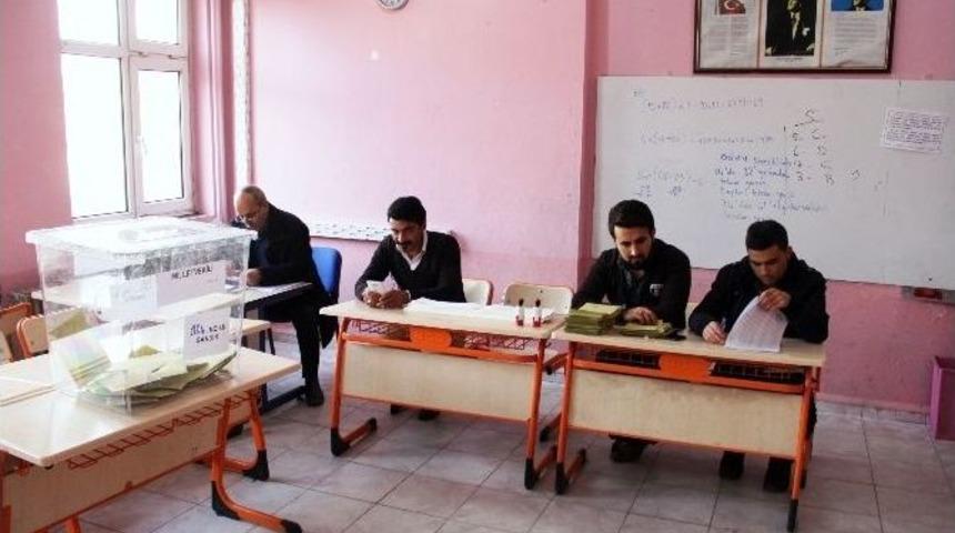 Iğdırlı Se&ccedil;men Sandık Başında