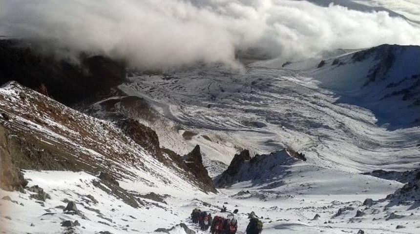 Erciyes Dağına Muratpaşa Bayrağı Dikildi
