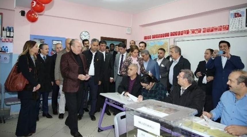 Mehdi Eker Ve Kadir Topbaş Aynı Sandıkta Oy Kullandı