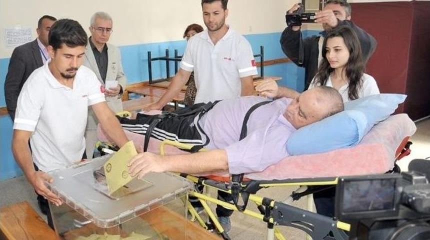Ayağı Ve Kal&ccedil;ası Kırık Halde Oy Kullandı