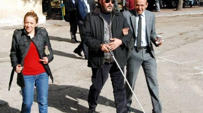 Oyunu Kullanmaya Bastonla Geldiler