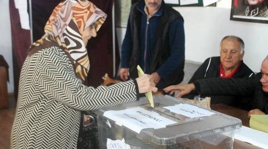 Oy Kullanmak İ&ccedil;in Herkes Okula, Onlar İtfaiyeye Koştu